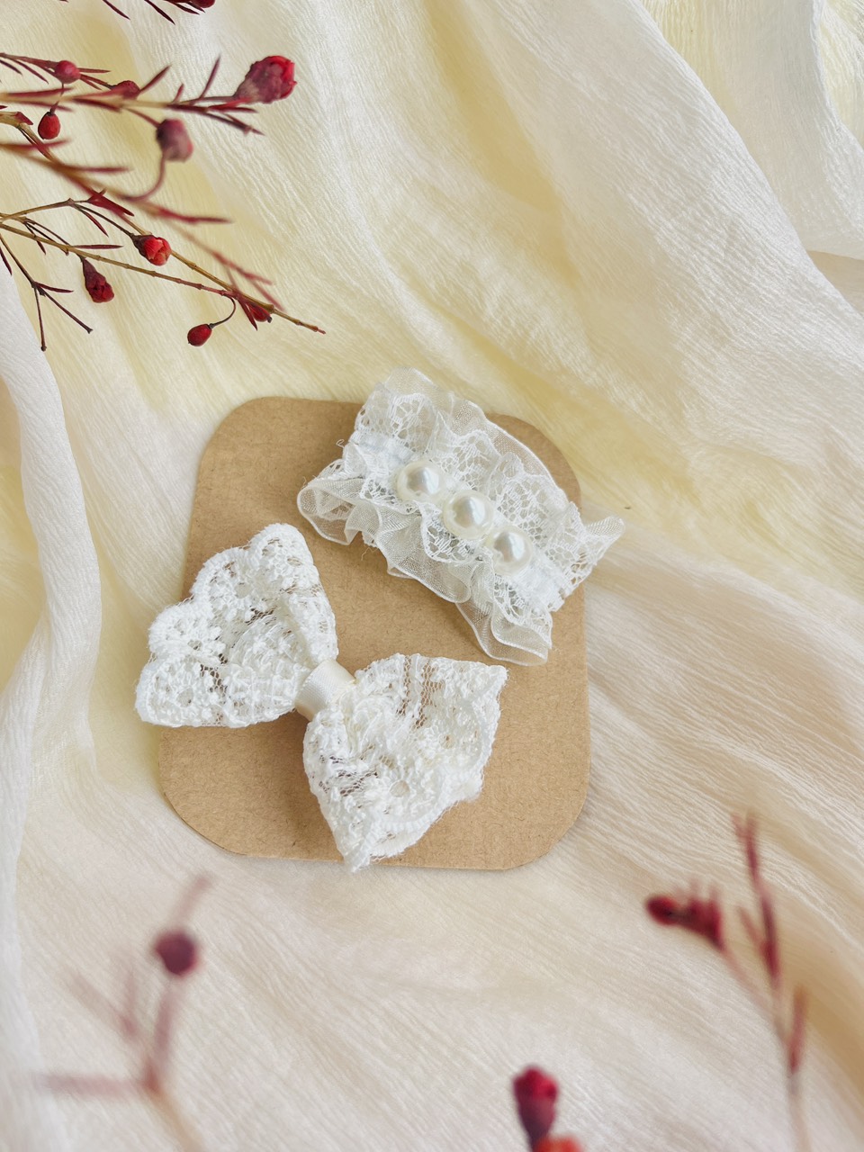 Kẹp tóc handmade ren tiểu thư đính ngọc trai tone trắng sang chảnh